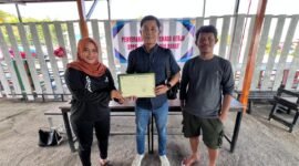 Foto. Penyerahan BPJS Ketenagakerjaan secara simbolis kepada Karyawan SPPG Yayasan Tikar Rasa yang diwakili oleh Kepala SPPG Yayasan Tikar Rasa Siti Warda Wael, S.Pd.
