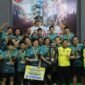 Foto. Ketua PBSI Kabupaten Fakfak, Widhi Asmoro Jati, ST, MT, bersama Juara Pertama Beregu Putra pada Kejuaraan Badminton Bupati Cup ke-6 Tahun 2025 resmi ditutup pada Selasa (11/11/2025).