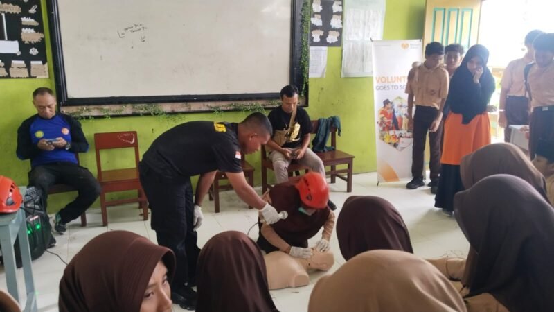Penanganan korban henti jantung di simulasikan guna memberikan pemahaman siswa terhadap pertolongan pertama pada korban. (Dok. Relwan Rumah Zakat Fakfak)