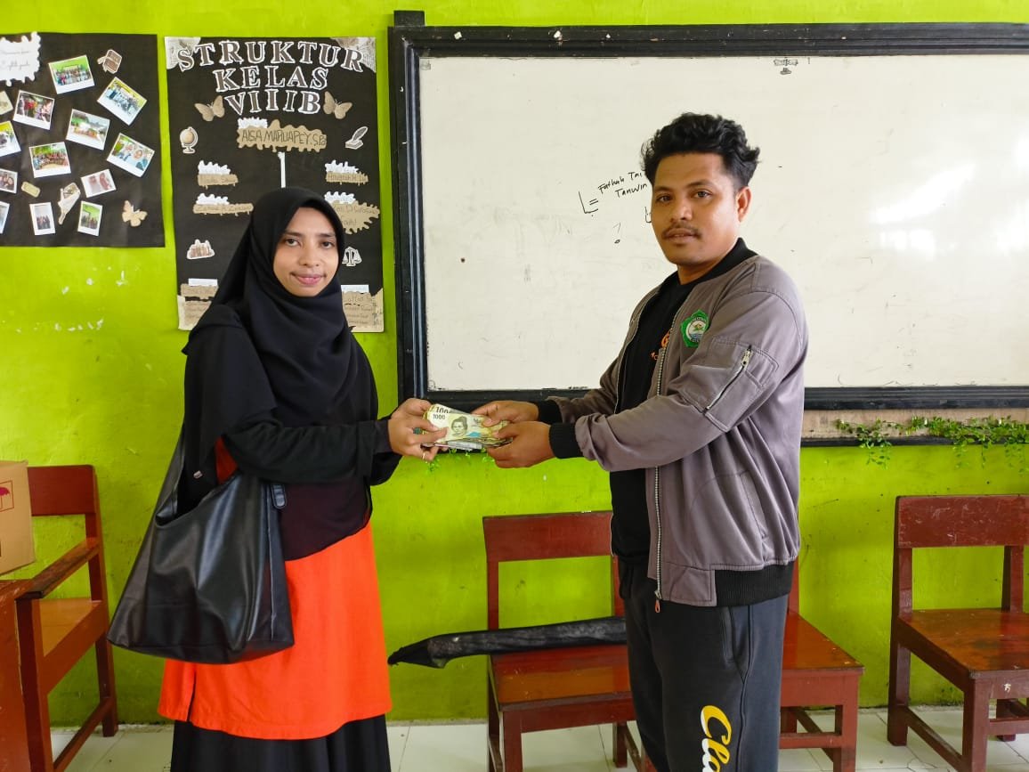 Penyerahan Donasi Palestina dari MTs Muhammadiyah Fakfak kepada Relawan Rumah Zakat Fakfak. (Dok. Relawan Rumah Zakat Fakfak).