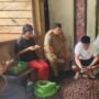 Foto. Zhang Jie, Direktur PT. Semesta Trading Internasional asal Tiongkok didampingi Plt. Kepala Dinas Perkebunan Fakfak Widhi Asmoro Jati, ST., MT., mengunjungi beberapa pelaku usaha pala Tomandin di kabupaten Fakfak.