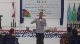 Foto. Foto. Ketua PDM Manokwari Imam Muslih saat memberikan sambutan pada kegiatan peringatan milad Muhammadiyah ke-113 di kampus UMPB.