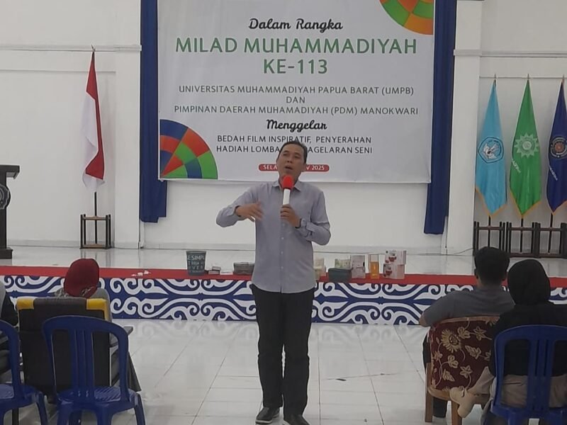 Foto. Foto. Ketua PDM Manokwari Imam Muslih saat memberikan sambutan pada kegiatan peringatan milad Muhammadiyah ke-113 di kampus UMPB.