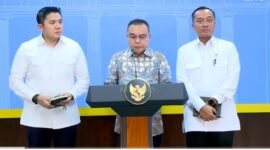Ketua DPR RI Sufmi Dasco Ahmad bersama Menteri Sekretaris Negara Prasetyo Hadi dan Sekretaris Kabinet Teddy Indra Wijaya di Kantor Presiden, mengumumkan secara resmi Presiden RI Prabowo Subianto resmi menandatangani surat rehabilitasi bagi tiga pihak yang terseret dalam perkara hukum PT ASDP Indonesia Ferry. (Dok. tagarutama.com media)