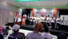 Pengukuhan melalui ikrar kepada seluruh pengurus DPD PKS Fakfak Periode 2025-2030. (Foto. tu)