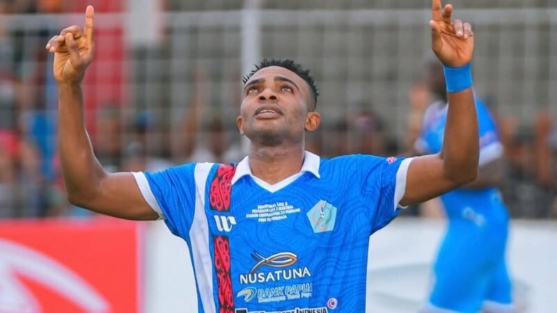 pemain naturalisasi tersebut yakni mantan pemain PSBS Biak, Osas Saha  (foto: ist)
