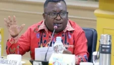 Anggota Dewan Perwakilan Daerah Republik Indonesia (DPD RI) daerah pemilihan Papua Barat Daya, Agustinus R. Kambuaya dalam satu kesempatan memberikan pandangan (foto/istimewa)
