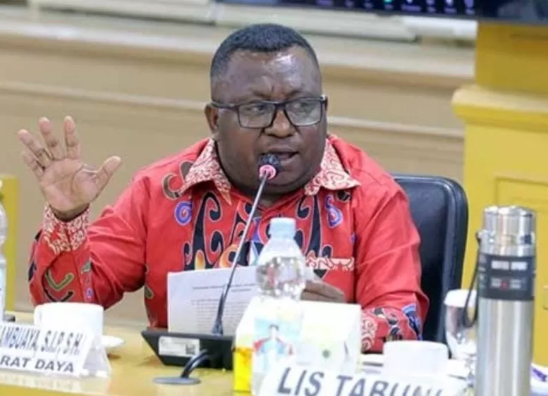 Anggota Dewan Perwakilan Daerah Republik Indonesia (DPD RI) daerah pemilihan Papua Barat Daya, Agustinus R. Kambuaya dalam satu kesempatan memberikan pandangan (foto/istimewa)