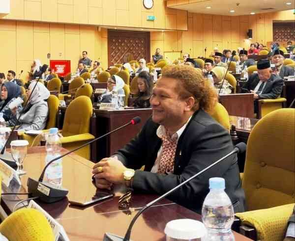 Senator muda yang juga Ketua Kerukunan Keluarga Papua (KK PAPUA) Paul Finsen Mayor dengan tegas menyatakan bahwa masyarakat Papua menolak keras rencana pembukaan perkebunan sawit dan penambahan markas TNI (foto: Koreri.com)