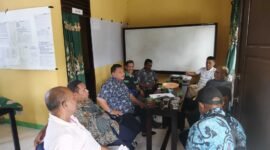 Saling Berdiskusi Kepala Dinas Perkebunan Fakfak Widhi Asmoro Jati bersama Ketua Tim Kerja Penyuluh Pertanian Kabupaten Fakfak, Mambry Rumbewas, S.ST. (Foto. Disbun Fakfak).