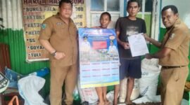 Kepala Dinas Perkebunan Widhi Asmoro Jati mendistribusikan sebanyak 1.000 kalender musim tanam dan musim panen pala Tahun 2026 yang dilengkapi dengan Rencana Aksi Daerah (RAD) Program Strategis Pala Unggul.