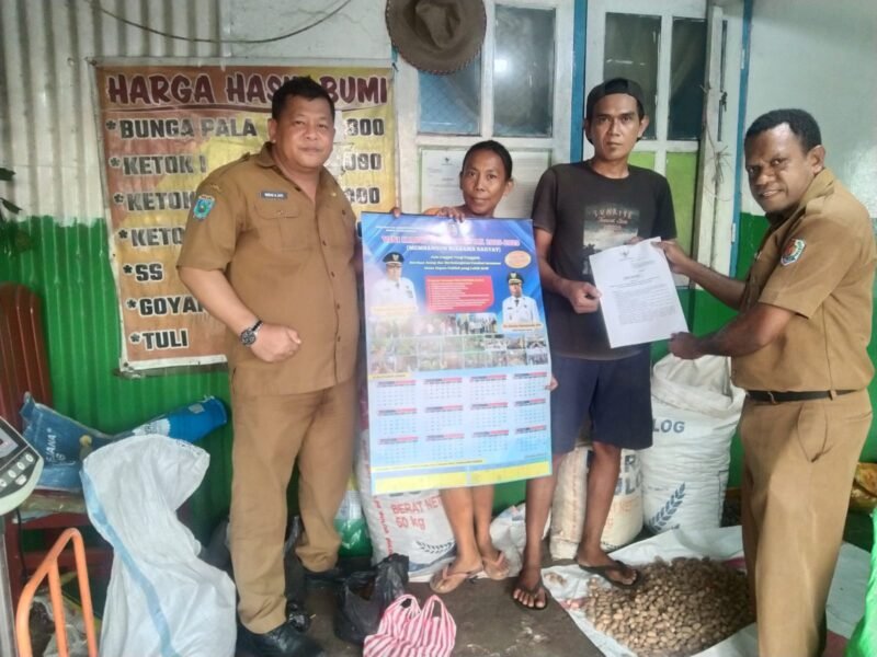 Kepala Dinas Perkebunan Widhi Asmoro Jati mendistribusikan sebanyak 1.000 kalender musim tanam dan musim panen pala Tahun 2026 yang dilengkapi dengan Rencana Aksi Daerah (RAD) Program Strategis Pala Unggul.