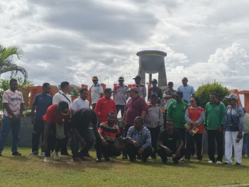 Dinas Perkebunan Kabupaten Fakfak bersama Radio Republik Indonesia (RRI) Fakfak menggelar kegiatan Jumat Bersih.