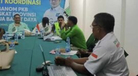 Ketua Badan Otonom Gerbang Tani Papua Barat Daya, Yustanto, menggelar rapat koordinasi antar badan otonom bersama Dewan Pengurus Wilayah (DPW) Partai Kebangkitan Bangsa (PKB) Papua Barat Daya, Senin (19/1/2026) (Foto : koreri.com)