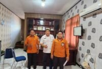 Kepala Dinas Perkebunan Fakfak Widhi Asmoro Jati Bersama perwakilan BPS Fakfak, Jaya Sinaga, S.ST dalam konfirmasi dan validasi data. 