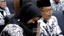 Indah Permata Sari menangis saat sidang di DPR ketika menyampaikan bagaimana ia mengemban lebih dari satu pekerjaan, di samping mengajar, untuk mencukupi kebutuhan hidupnya.