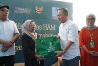  Wakil Menteri Hak Asasi Manusia (HAM), Mugiyanto, menyerahkan santunan kepada keluarga korban Peristiwa Mei 1998 di Klender, Jakarta Timur, Minggu (15/2/2026)