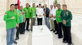 Ketua Umum DPP Partai Persatuan dan Pembangunan (PPP) H. M. Mardiono menyerahkan Surat Keputusan (SK) kepengurusan Dewan Pimpinan Wilayah (DPW) PPP Papua Barat periode 2026–2031 kepada Yasman Yasir, SE.