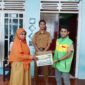 Keluarga Besar SIT As Salaam Fakfak melalui Kepala Sekolah SMPIT As Salaam Fakfak Dawir, S.Pd.I dan Kepala Sekolah SDIT As Salaam Fakfak Aminah Kanabaraf, S.Pd memberikan bantuan untuk korban kebakaran di distrik Karas melalui lembaga Laznas Yakesma.
