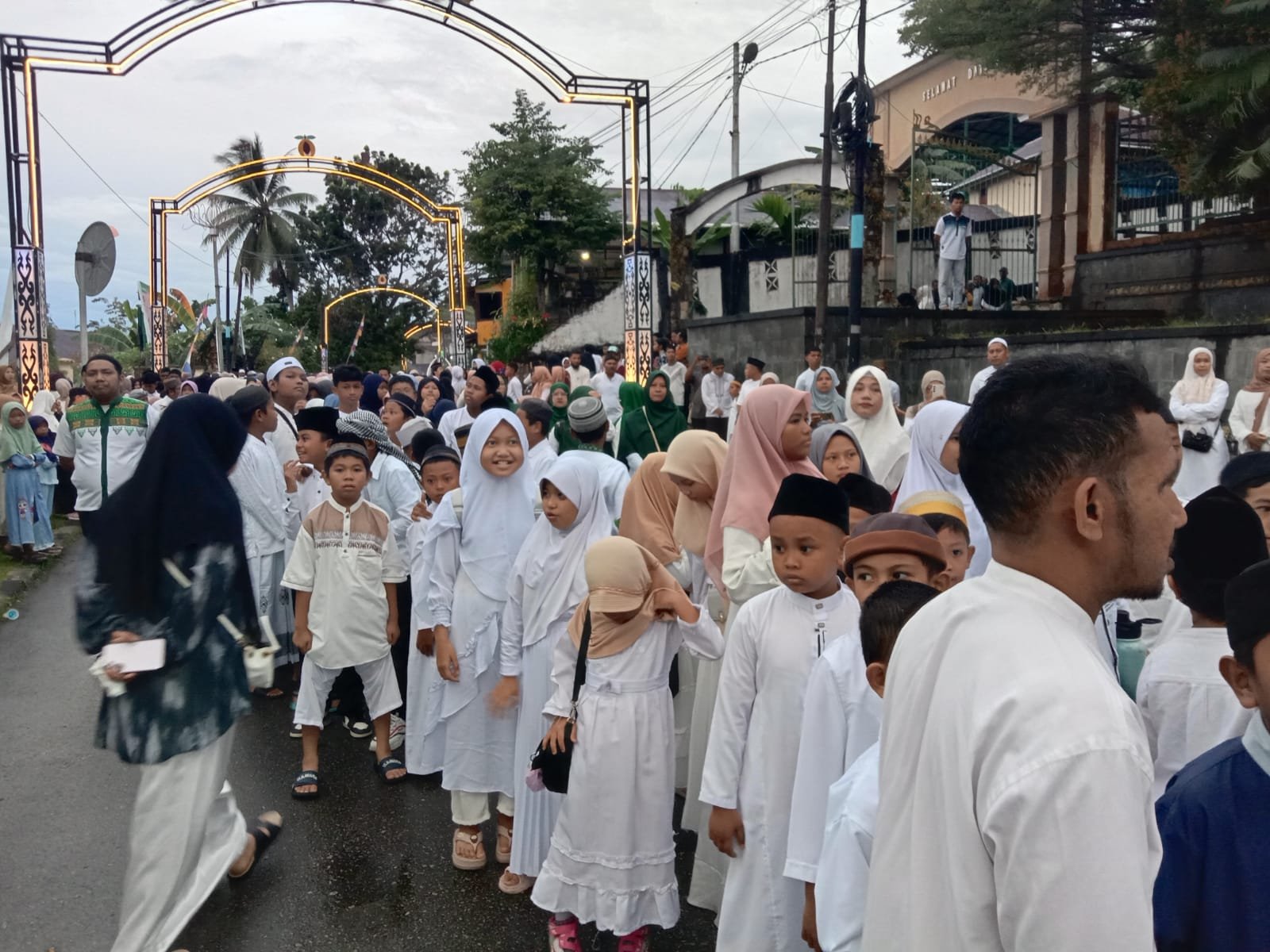Suasana Kemeriahan dan kebahagian hadir dalam kegiatan pawai tarhib Ramadhan yang diikuti oleh pelajar dari berbagai sekolah di kabupaten Fakfak.