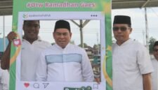 Bupati Fakfak Samaun Dahlan berpose dan turut berbahagia menyambut Ramadhan 1447 H.