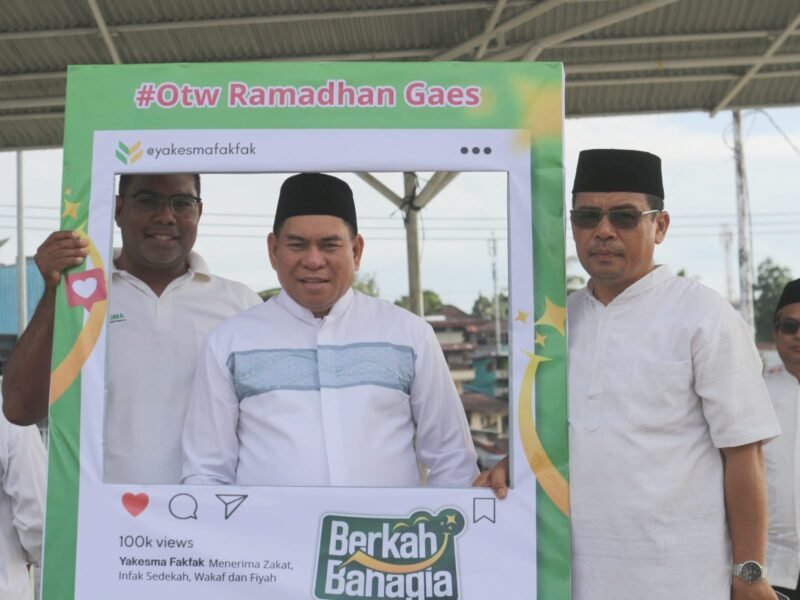 Bupati Fakfak Samaun Dahlan berpose dan turut berbahagia menyambut Ramadhan 1447 H.