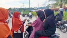 Rumah Keluarga Indonesia Kabupaten Fakfak (RKI) menggelar aksi berbagi kurma gratis kepada masyarakat Fakfak di Taman Satu Tungku Tiga Batu.