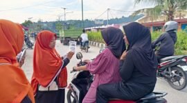 Rumah Keluarga Indonesia Kabupaten Fakfak (RKI) menggelar aksi berbagi kurma gratis kepada masyarakat Fakfak di Taman Satu Tungku Tiga Batu.