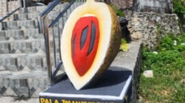 Ikon Selfie Buah Pala Tomandin di lingkungan kantor Dinas Perkebunan Fakfak, simbol kebanggaan daerah sekaligus penguat identitas Fakfak.