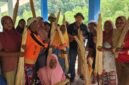 Kepala Dinas Perkebunan Kabupaten Fakfak, Widhi Asmoro Jati, ST, MT, bersama mama-mama Fakfak.