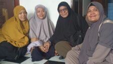 RKI Fakfak melakukan kunjungan kemanusiaan kepada korban kebakaran, ibu Wa Jahiya dan Ibu Tuti, di Jalan Dr. Soetoyo Fakfak Utara.