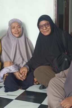 RKI Fakfak Kunjungi Korban Kebakaran Keluarga Wa Jahiya dan Tuti, Salurkan Bantuan