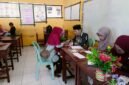 Ketua PD Muhammadiyah Fakfak Dr. H. Karim Abdurrahman, S.Ag., M.M., menyerahkan langsung Dana  pembangunan dan SPP kepada salah seorang wali siswa kelas 1.