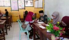 Ketua PD Muhammadiyah Fakfak Dr. H. Karim Abdurrahman, S.Ag., M.M., menyerahkan langsung Dana  pembangunan dan SPP kepada salah seorang wali siswa kelas 1.