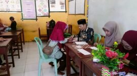 Ketua PD Muhammadiyah Fakfak Dr. H. Karim Abdurrahman, S.Ag., M.M., menyerahkan langsung Dana  pembangunan dan SPP kepada salah seorang wali siswa kelas 1.