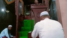 Ustadz H. Jumroni saat menyampaikan kultum di masjid Al Munawwarah Fakfak.