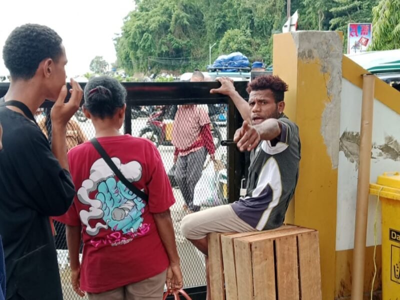 Pintu Utama Pasar Thumburuni ditutup, aktivitas pasar terganggu.