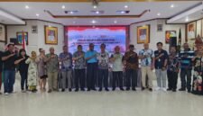 FGD pengembangan akses permodalan bagi petani dan pelaku usaha pala yang dihadiri Kepala Dinas Perkebunan Fakfak Widhi Asmoro Jati, ST., MT., Plh Sekretaris Daerah, Zulfikar Bauw bersama OJK, Perwakilan Perbankan, petani, pengepul, dan pedagang Pala.