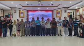 FGD pengembangan akses permodalan bagi petani dan pelaku usaha pala yang dihadiri Kepala Dinas Perkebunan Fakfak Widhi Asmoro Jati, ST., MT., Plh Sekretaris Daerah, Zulfikar Bauw bersama OJK, Perwakilan Perbankan, petani, pengepul, dan pedagang Pala.
