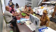 Kepala Dinas Perkebunan Fakfak Widhi Asmoro Jati, ST. MT., melakukan inspeksi langsung kepada salah satu pelaku usaha.