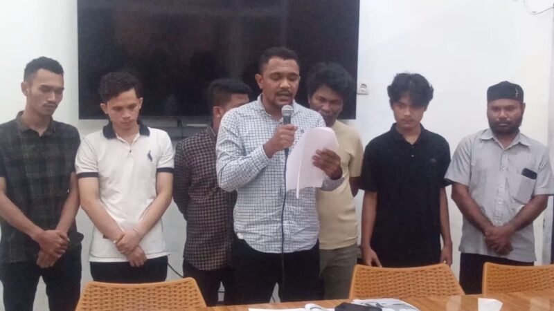 Selaku ketua Koordinator acara Rifaiz Lamahoda yang memberi statemnet dalam Konferensi Pers bahwa, Demokarsi yang sehat membutuhkan Pers yang memiliki integritas. (foto : Ist)