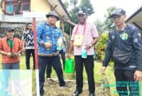 Wakil Bupati Fakfak, Drs. Donatus Nimbitkendik, M.T., secara resmi meluncurkan program penanaman Pala Tomandin Grafting berbasis pemanfaatan pupuk hayati Tekno Papua.