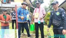 Wakil Bupati Fakfak, Drs. Donatus Nimbitkendik, M.T., secara resmi meluncurkan program penanaman Pala Tomandin Grafting berbasis pemanfaatan pupuk hayati Tekno Papua.