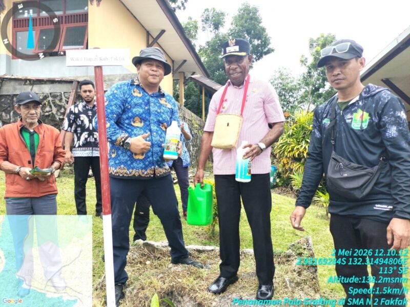 Wakil Bupati Fakfak, Drs. Donatus Nimbitkendik, M.T., secara resmi meluncurkan program penanaman Pala Tomandin Grafting berbasis pemanfaatan pupuk hayati Tekno Papua.