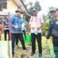 Wakil Bupati Fakfak, Drs. Donatus Nimbitkendik, M.T., secara resmi meluncurkan program penanaman Pala Tomandin Grafting berbasis pemanfaatan pupuk hayati Tekno Papua.