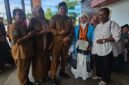 Ibu Elminur, seorang pengepul pala yang berhasil mewujudkan impiannya menunaikan ibadah haji ke Tanah Suci.