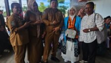 Ibu Elminur, seorang pengepul pala yang berhasil mewujudkan impiannya menunaikan ibadah haji ke Tanah Suci.