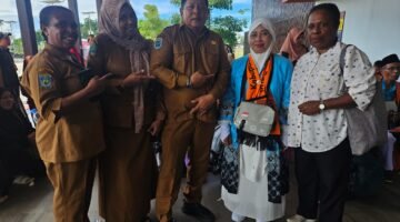 Ibu Elminur, seorang pengepul pala yang berhasil mewujudkan impiannya menunaikan ibadah haji ke Tanah Suci.
