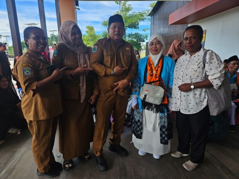 Ibu Elminur, seorang pengepul pala yang berhasil mewujudkan impiannya menunaikan ibadah haji ke Tanah Suci.