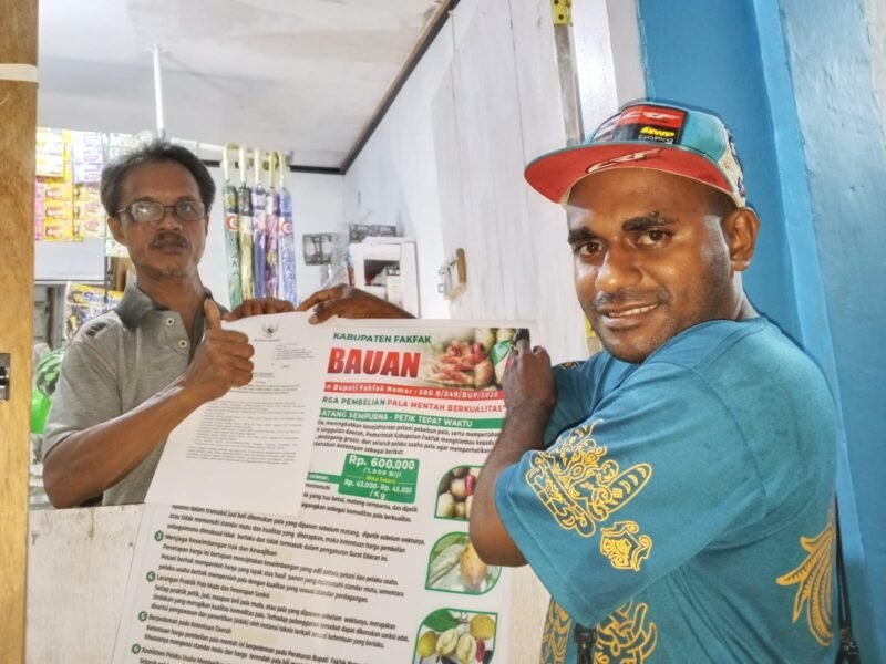 Kepala Kampung Werba Utara, Septian Hindom gencar melakukan sosialisasi Surat Edaran Bupati Fakfak Nomor 500.8/249/BUP/2026 tentang Penetapan Harga Pembelian Pala Mentah Berkualitas.